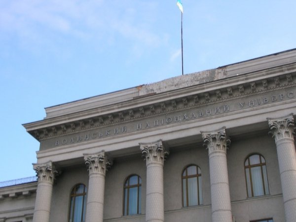 З головного корпусу найбільшого університету Волині через аварійний стан зняли тризуб. ФОТО