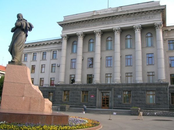 З головного корпусу найбільшого університету Волині через аварійний стан зняли тризуб. ФОТО