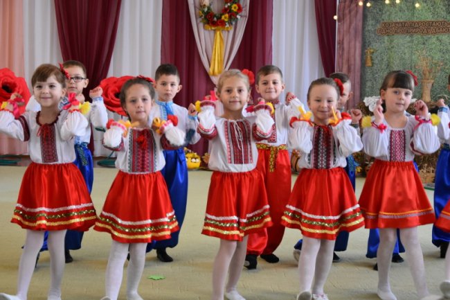 У луцькому садочку висадили алею туй. ФОТО