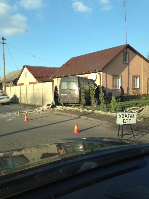 Аварія в Луцьку: бус врізався у будинок