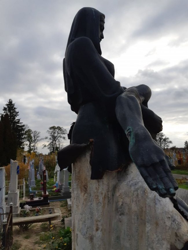 На Волині вандали зіпсували пам’ятники на братських могилах солдат. ФОТО