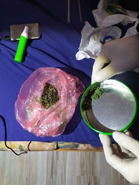 Збували охочим психотропи: 35-річну волинянку та її співмешканця підозрюють у наркозлочинах