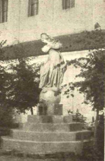 Скульптура Божої Матері біля костелу