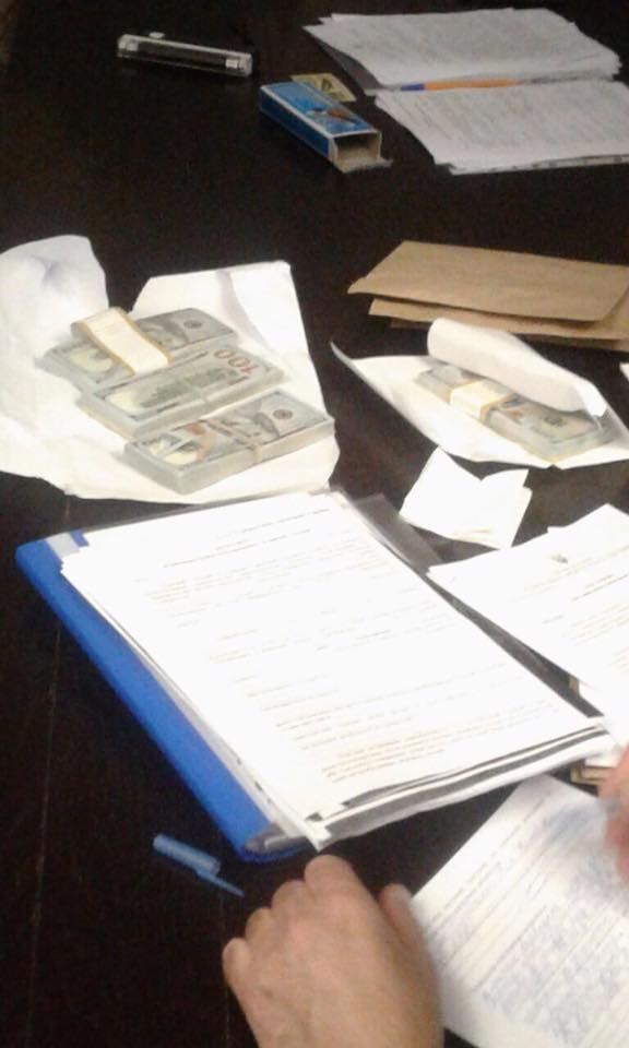 Депутат і прокурор погоріли на хабарі у 40 тисяч доларів