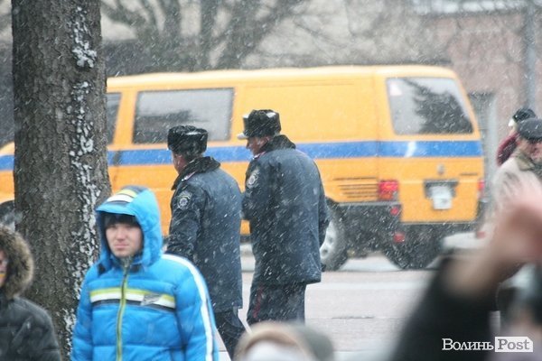 Студенти СНУ мітингували під головним корпусом. ФОТО
