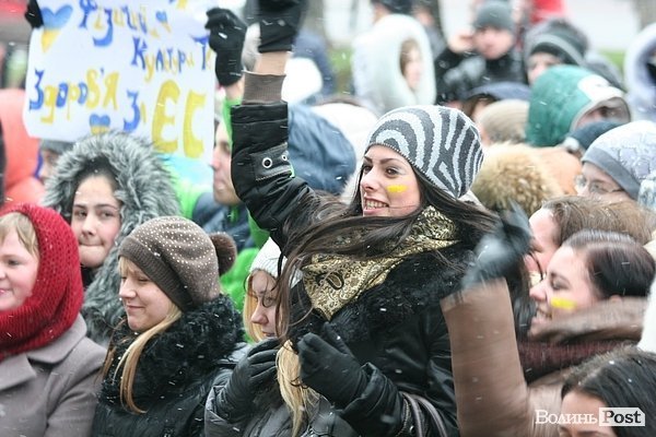 Студенти СНУ мітингували під головним корпусом. ФОТО