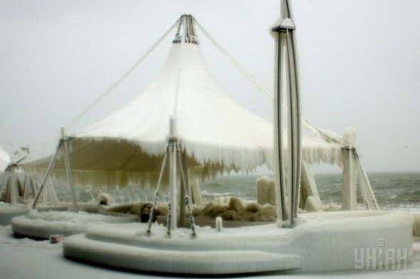 Набережна в Одесі перетворилася на льодове містечко. ФОТО