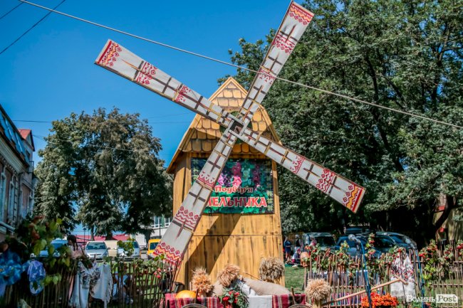 Народні розваги і море людей: в центрі Луцька «гуляє» етнофестиваль. ФОТО 