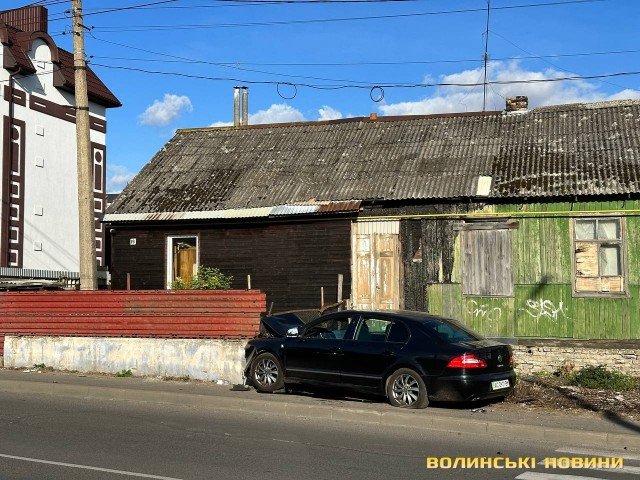 Водію стало зле: у Луцьку автівка збила дорожній знак та в`їхала в огорожу. ФОТО