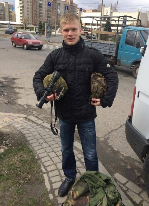 Демобілізований волинянин віддав волонтерам своє військове спорядження. ФОТО