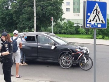 У Луцьку велосипедист врізався у легковик. ФОТО