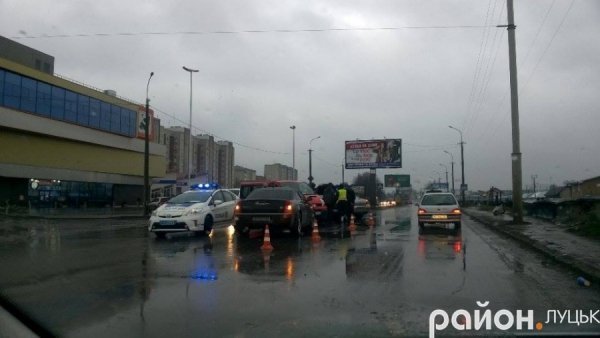 Подвійна аварія в Луцьку: зіткнулися Lexus, Opel та Renault 