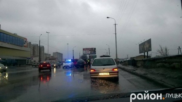Подвійна аварія в Луцьку: зіткнулися Lexus, Opel та Renault 