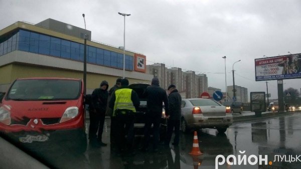 Подвійна аварія в Луцьку: зіткнулися Lexus, Opel та Renault 