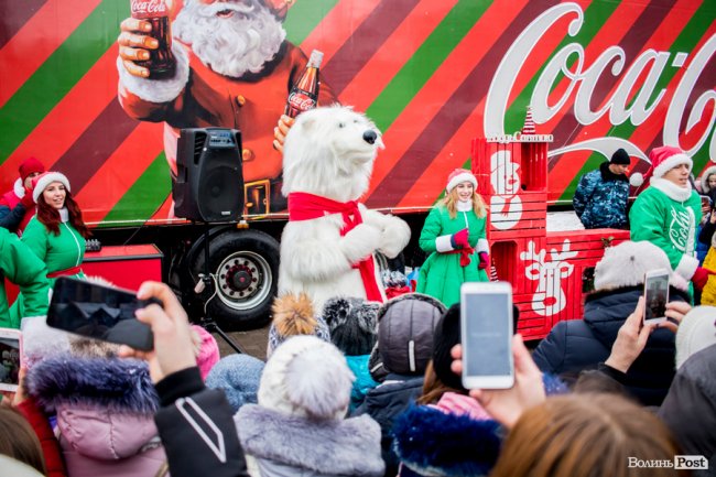 Центр Луцька «поставила на вуха» новорічна фура «Coca-Cola». ФОТО