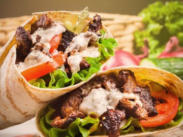 Підприємець з Луцька заперечує, що отруїв людей шаурмою, але продезинфікував обладнання. ВІДЕО