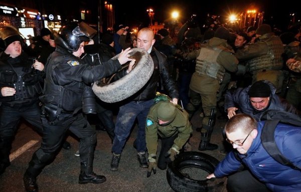 Учасники акції намагалися підпалити шини. Фото:  Читати   Stanislav