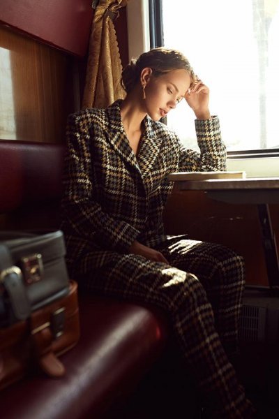 На ковельському вокзалі відбулась фотосесія дизайнерської колекції одягу у стилі 1970-х