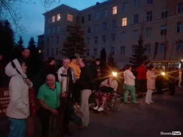 Евакуація відміняється: пацієнти «замінованої» лікарні повертаються у палати. ФОТО
