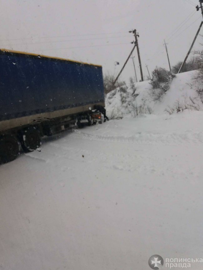 На волинській трасі вантажівка перегородила дорогу. ФОТО