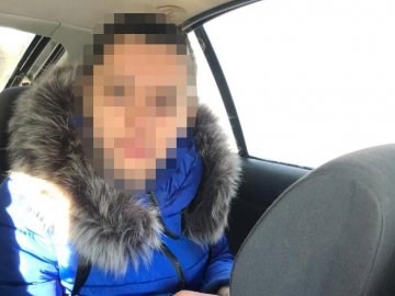 Затримали двох жінок, які у Луцьку вишукували біля магазинів п'яних чоловіків та обкрадали їх. ФОТО