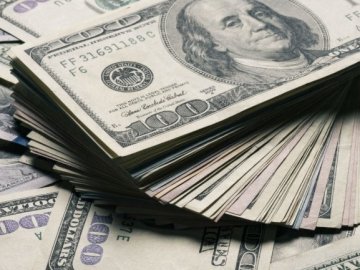 Українці почали робити більше вкладів у доларах 