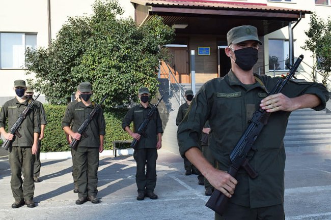 У Луцьку нацгвардійці-новобранці урочисто отримали зброю. ФОТО