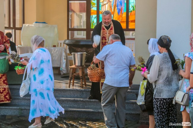 Різнобарв’я квітів та запашний мед: як у Луцьку святять «маковійчики». ФОТО