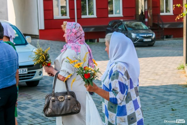 Різнобарв’я квітів та запашний мед: як у Луцьку святять «маковійчики». ФОТО