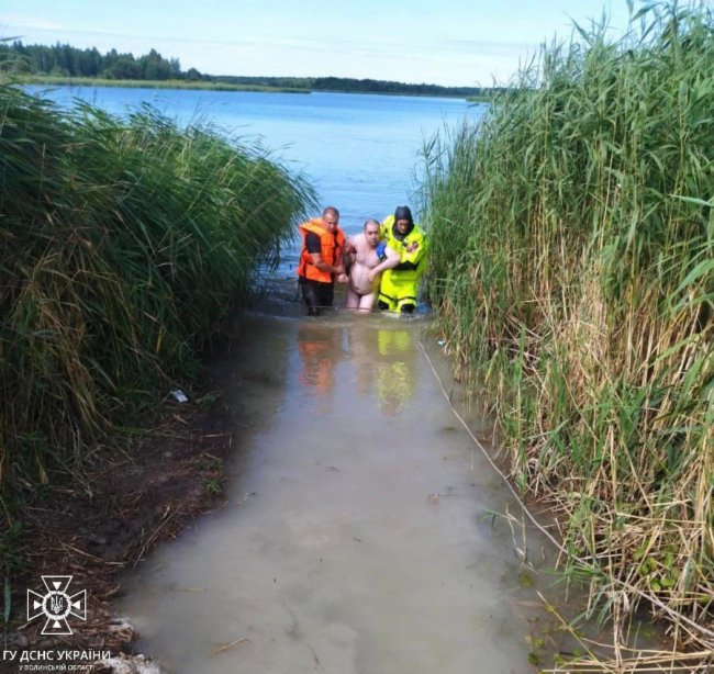 Залучили рятувальників: на Волині підопічний інтернату відмовлявся виходити з водойми. ФОТО