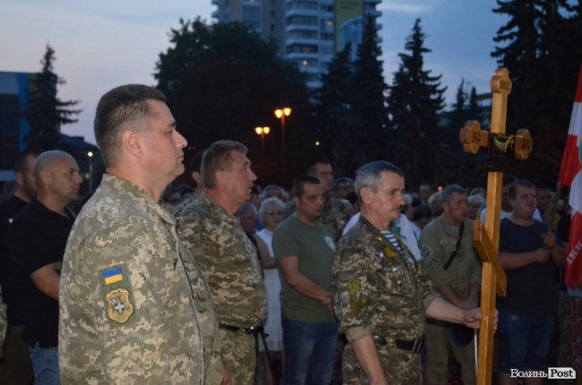 Тисячі людей у центрі Луцька зустріли загиблого Героя. ФОТО