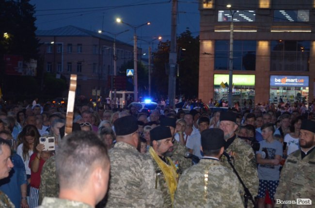 Тисячі людей у центрі Луцька зустріли загиблого Героя. ФОТО