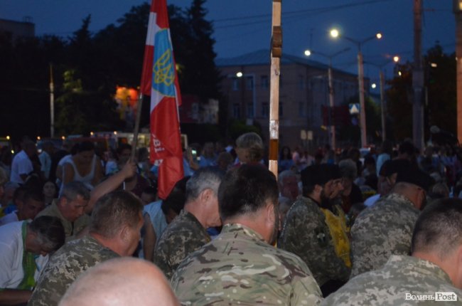 Тисячі людей у центрі Луцька зустріли загиблого Героя. ФОТО