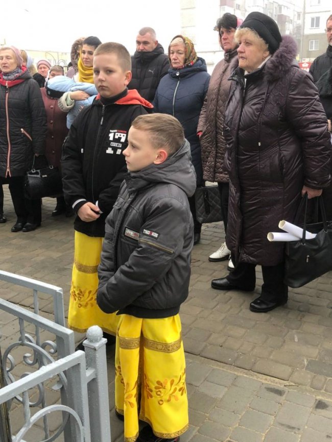 Спомин про сина: мати полеглого воїна з Волині встановила статую Богоматері