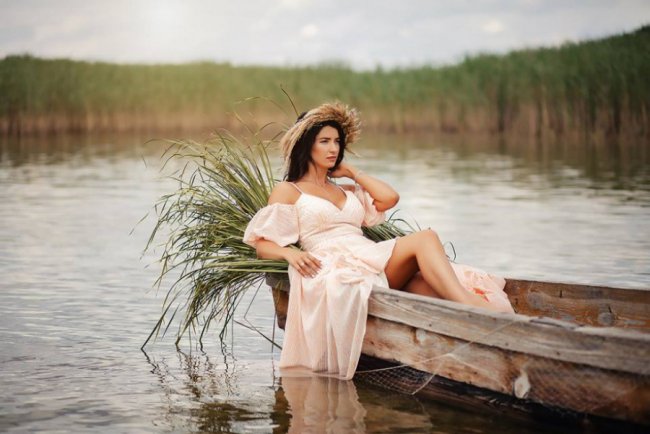 Озерна еротика: спокусливі красуні позували на Світязі. ФОТО
