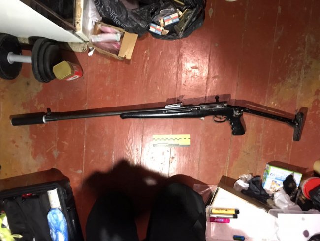 У Луцьку поліцейські вилучили у чоловіка наркотики, зброю та боєприпаси. ФОТО