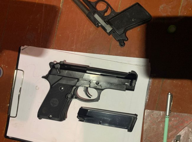 У Луцьку поліцейські вилучили у чоловіка наркотики, зброю та боєприпаси. ФОТО