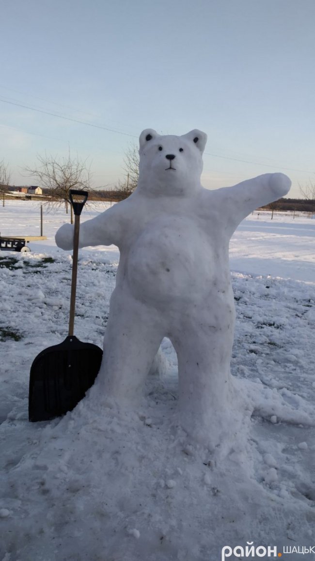 На Волині три сестри зліпили зі снігу двометрового ведмедя. ФОТО