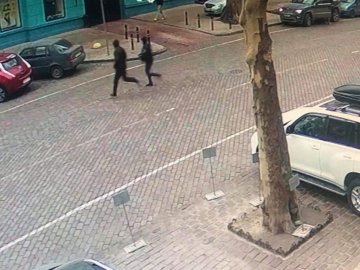 В Одесі два грабіжники забігли до відділку поліції, тікаючи з місця злочину