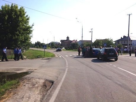 На акцію журналістів під Межигір'ям прийшли «тітушки» та «Беркут». ФОТО