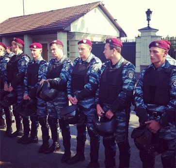 На акцію журналістів під Межигір'ям прийшли «тітушки» та «Беркут». ФОТО