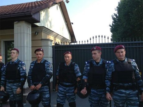 На акцію журналістів під Межигір'ям прийшли «тітушки» та «Беркут». ФОТО