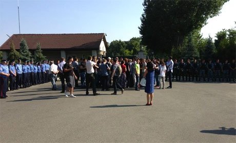 На акцію журналістів під Межигір'ям прийшли «тітушки» та «Беркут». ФОТО