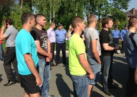 На акцію журналістів під Межигір'ям прийшли «тітушки» та «Беркут». ФОТО