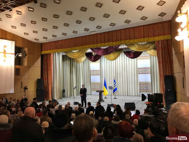 Оплески і вигуки «Вітаємо!»: у Ківерцях зустріли Порошенка. ФОТО. ВІДЕО