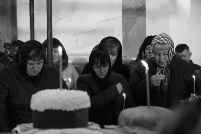 Лучани навколішки прощалися із двома Героями