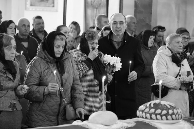 Лучани навколішки прощалися із двома Героями