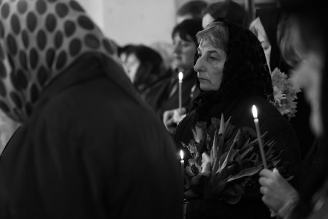 Лучани навколішки прощалися із двома Героями