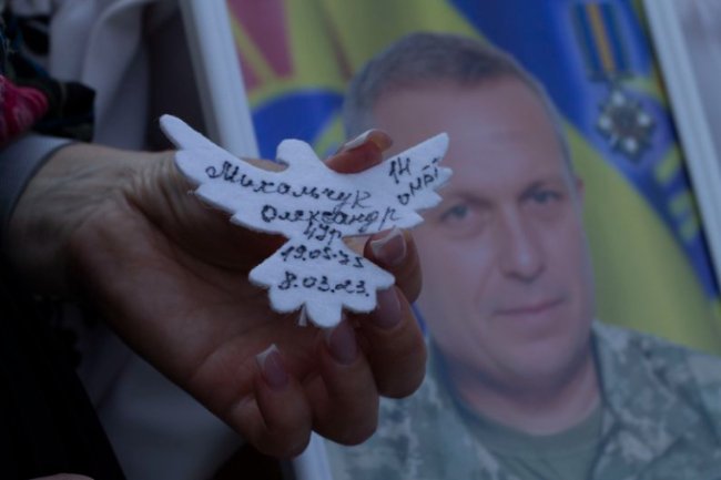 У Луцьку під час акції на честь полеглих воїнів розгорнули 40-метровий прапор. ВІДЕО