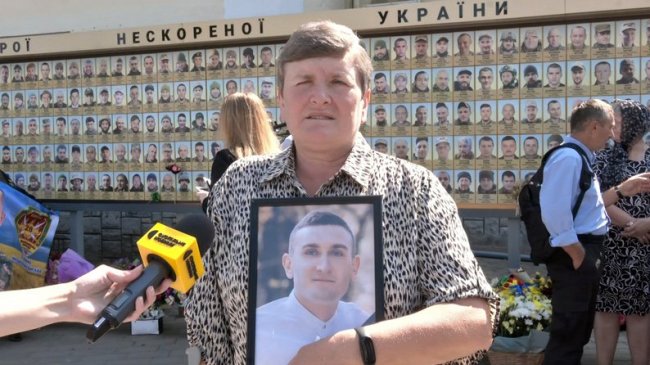 У Луцьку під час акції на честь полеглих воїнів розгорнули 40-метровий прапор. ВІДЕО